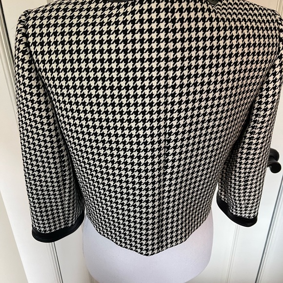 Tahari size 4 crop jacket , can be either worn open or closed . - Picture 4 of 4